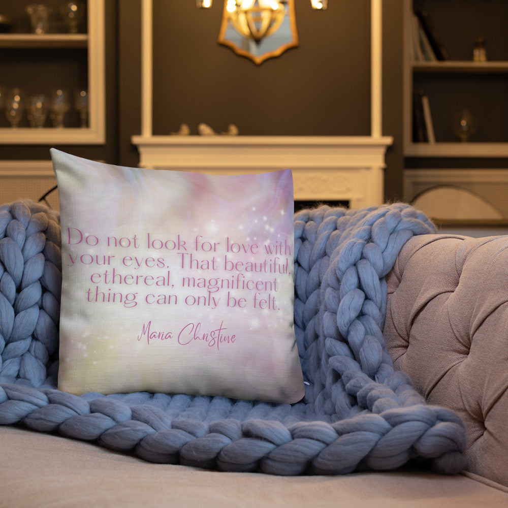 Premium Pillow: Magnificent Love Quote